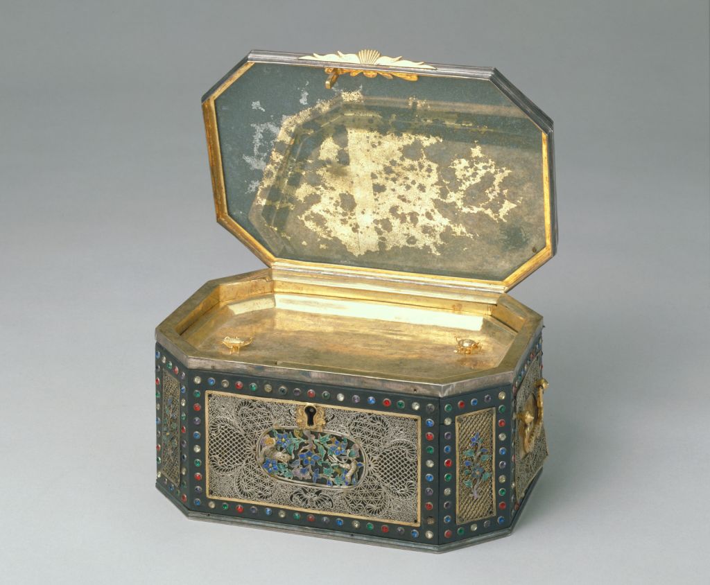 图片[2]-Silver thread roast blue five bat holding longevity commission corner box-China Archive